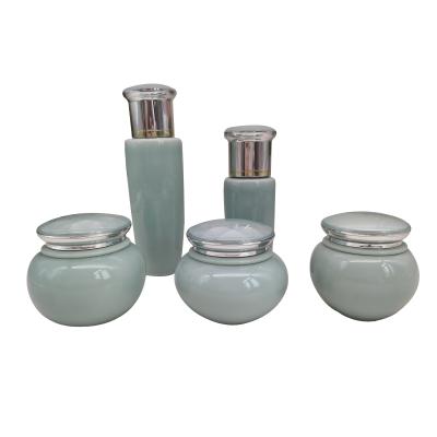 China Empty luxury ceramics jars set airless cream lotion ceramic bottles en venta