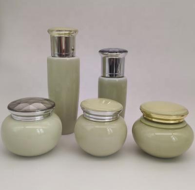 China Personal care beautiful ceramic bottle set cream lotion bottles à venda