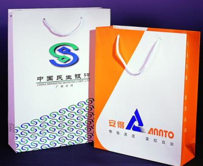 China Custom Luxury Gift Garment Paper Shopping Bags With Logo Print for sale