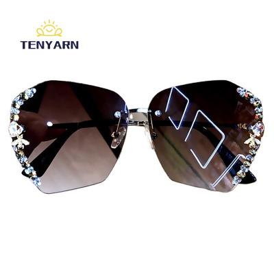 China Rhinestone 2022 Rimless Square Retro Sunglasses Diamond Oversized Sunglasses Brand Designer Fashion Sunglasses Small Bee Ladies Sun Glasses Uv400 for sale