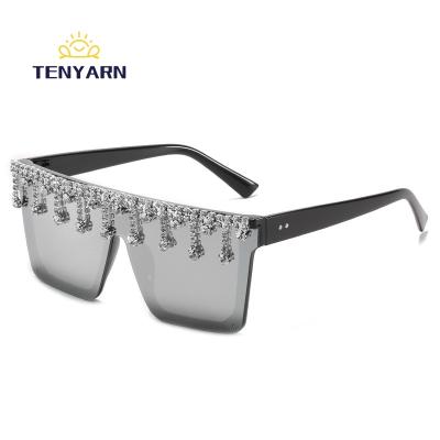 China Vintage Crystal Sun Glasses Pendant Luxury Rhinestone Frame Diamond Oversized Sunglasses Women 2022 Square Fashion Sunglasses New Big Shading UV400 for sale