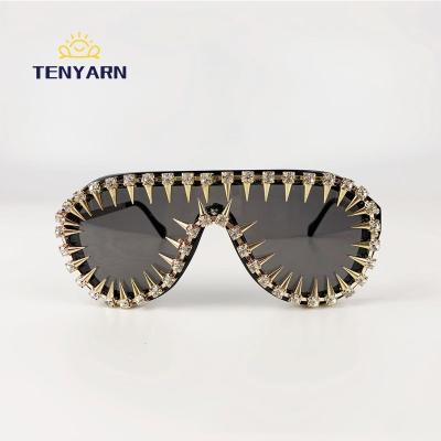 China Fashion sunglasses 2022 new men and women Sunglass decorative Sunglass Personality Diamond Ladies Sunglasses Baroque Exaggerated for sale