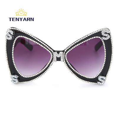 China Vintage 2022 Oversized Butterfly Sunglasses Men Brand Diamond Sunglasses Women Luxulry Fashion Sun Glasses Crystal Glasses UV400 Oculos for sale