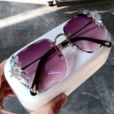 China Fashion Sun Glasses Women 2021 New Fashon Vinage Rimless Sun Glasses Rhinestone Shades Square Luxury Glass For Women Summer Oculos for sale