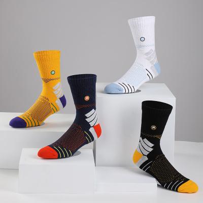 Cina Hot-selling Breathable Elite Basketball Sweat-absorbent Sports Socks Thickened Adult Socks in vendita