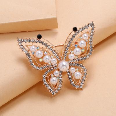 China Exquisite luxury simple fashion pearl butterfly brooch INS personality trend high-end fashion cute popular elegant fashionable retro brooch brooch for sale