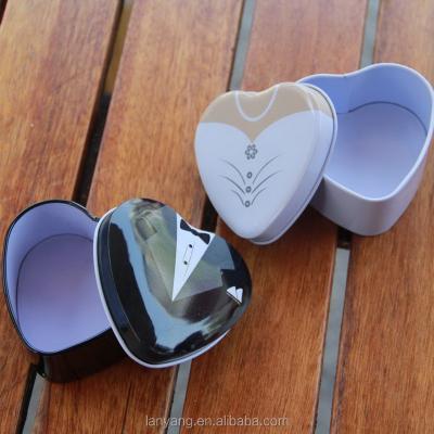 China Eco-Friendly Heart Shaped Bride And Groom Wedding Candy Gift Box Party Surprise Metal Tin Box for sale