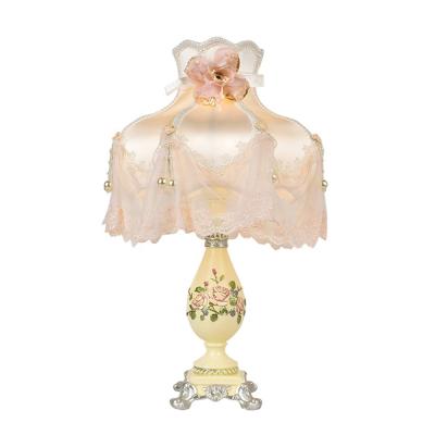 China New-designed European American classic romantic wedding decorative table lamp modern desk light bedside living room bedroom resin table lamp for sale