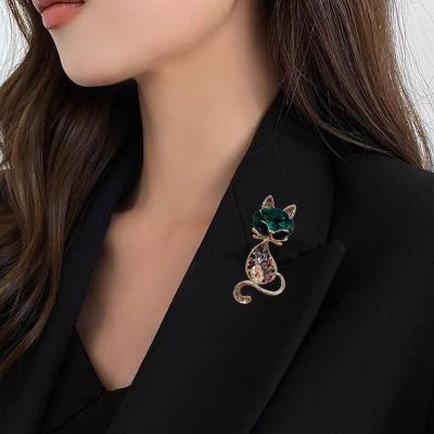 China Hot Selling Statistical Institute ALLOY Fashion Jewelry Crystal Korean Luxury Design Brooch Clear Rhinestone Cat Brooch Pin For Women for sale