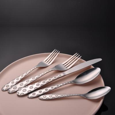 China Viable Wholesale 5 Pieces Personalize Pattern Cutlery Set Embossed Handle Flatware Set With Custom Color Box for sale