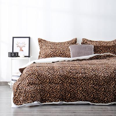 China Ruikasi Europe Top Design Luxury Anti Dust Mites Emboss Logo Crytal Mink Bed Cover Comforter Set Cover for sale