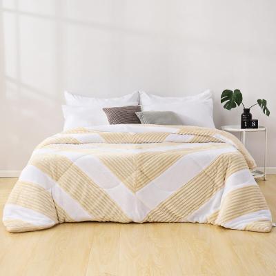 China Ruikasi Europe Luxury Anti Dust Mite Flannel Sherpa Bed Quilt Blanket Tops Design for sale