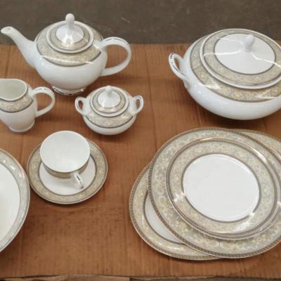 China Disposable luxury european cheap dinnerware sets color design tablewarefine china dinner set for sale