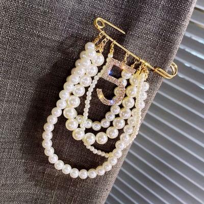 China Hot Sale Fashionable Brooches Fashion Women Jewelry Accessories Rhinestone Pearl Pins Brooches 5 for sale