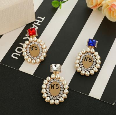 China Trendy Fashion Number 5 Rhinestone Pearl Brooch Pin Jewelry Accessories for sale