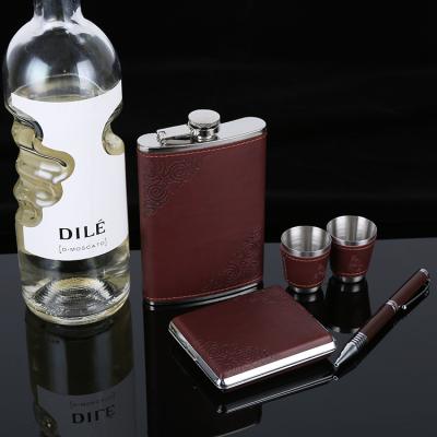 China CLASSIC Personalized Engraved Hip Flask Set 6oz Leak Proof Brown Stainless Steel Leatherette Hip Flask for sale