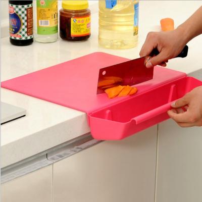 China Sustainable Plastic Multifunctional Vegetable Cutting Board With Container Tray for sale