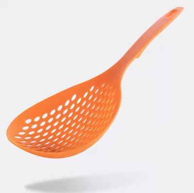 China Long Viable Colander Japanese Kitchen Long Handle Portable Filter Home Kitchen Food Frying Skimmer Sieve Noodle Spoon Mesh Tool for sale