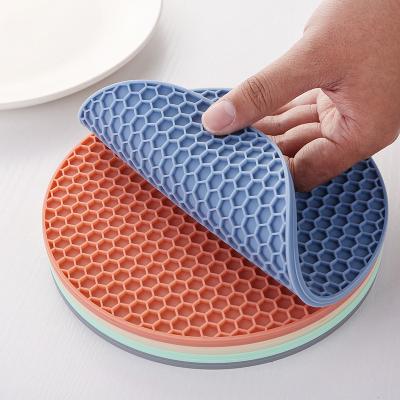 China LOVE'N LV230A Sustainable High Temperature Resistance Non-slip Round Silicone Honeycomb Mat For Table for sale