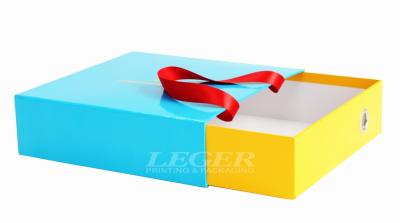 China CMYK Printing Custom Rigid Boxes Luxurious Shoes Packaging With Ribbon Handles Drawer for sale