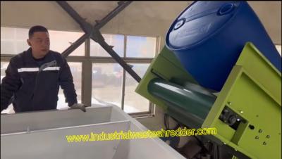 Cina Trituratore di barili di rifiuti di plastica ad alta efficienza, Trituratore a doppio albero a tamburo IBC in HDPE da 200 litri con CE, Trituratore a tamburi di plastica da galloni 1000 kg all'ora, Trituratore a tamburi di plastica chimica in vendita