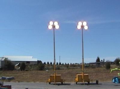 China Torres ligeras accionadas solares portátiles de la industria para la iluminación de la noche en venta