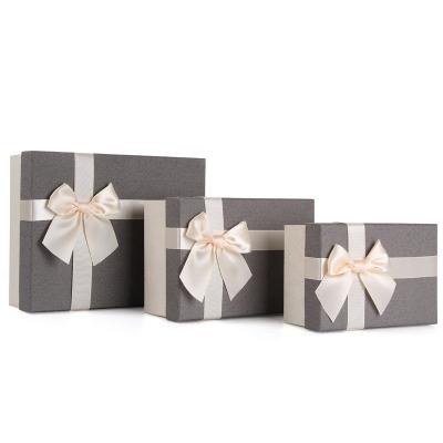 China Custom Logo Christmas Recyclable Wedding Recycled Paper Gift Box Packaging , Magnetic Gift Box With Ribbon for sale