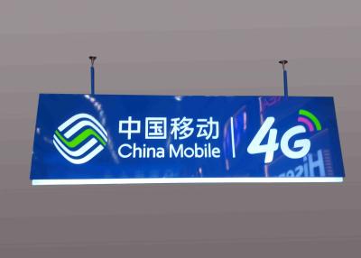 China A loja de T-Mobile dos operadores das telecomunicações conduziu lados dobro dos sinais direcionais à venda