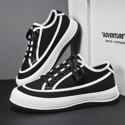 China 2022 Fashion Trend Light Weight Walking Retro Black White PVC Fabric Football Men's Flat Sports Shoes for sale