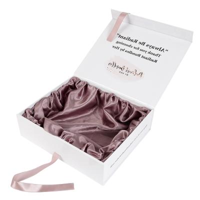 China Custom Luxury Christmas Invitation Recyclable Little Baby Chocolate Jewelry Wedding White Pink Gift Box With Satin for sale