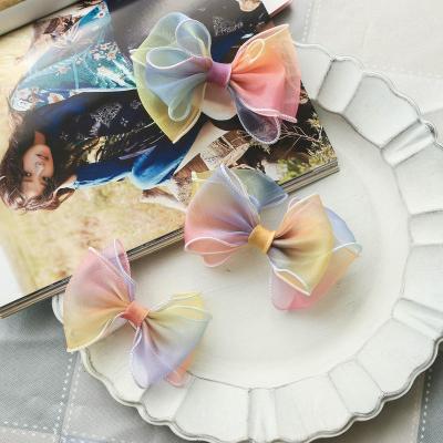 China Gradient Curling Wave Edge Satin Stof Regenboog Handgemaakte Boog Ribbon Bloemen Kinderhaar Clip Te koop