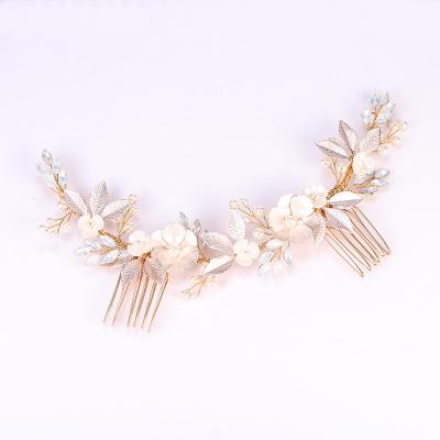 China 2021 new style European and American fashion wedding hair jewelry gold leaves and flowers tiara bridal hair comb for sale