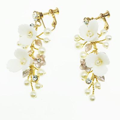 China ESS5009 Wholesale Hyperbole Fashion Gold Women Wedding Bridal Earrings White Pearl Clip On Earring for sale