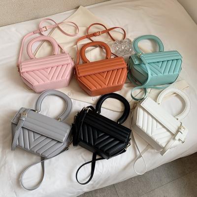 China Daily Used Ladies Grab Bags Cross - Mini Body Chain Sling Shoulder Leather Bags Women Handbags for sale