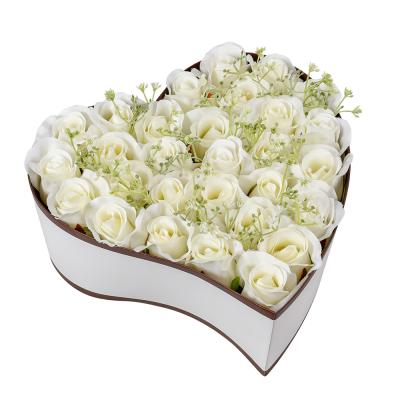 China Handmade White Decor Rose Gift Box Artificial Heart Shaped Wedding Valentine's Day Gift Rose Courtship Floral Arrangements Centerpieces for sale