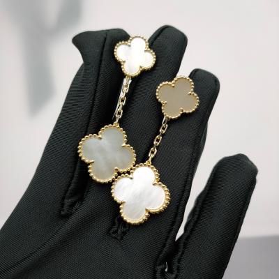 China Los pendientes de la Alhambra mágica de Van Cleef Arpels, 2 motivos de oro amarillo de 18 quilates, madre perla en venta