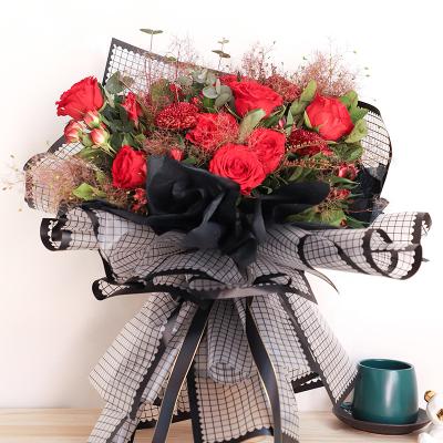 China Pengfa Kertas-Buket Luxury Waterproof Black Edge Wrapping Bouquets Flower Wrapping Paper Plastic Wrapping Paper For Flowers for sale