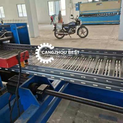 Cina Cavo perforato d'acciaio galvanizzato Tray Roll Forming Machine del pannello 0.7mm in vendita