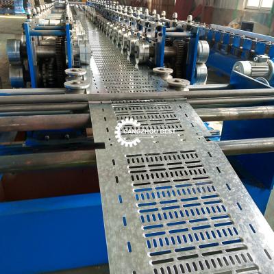 China Innere Art des Flansch-R durchlöcherte 2.5mm Kabel Tray Manufacturing Machine zu verkaufen