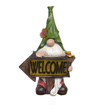 China Residential Solar Light Gnome Figurine Holding Welcome Sign Garden Lawn Porch Decoration Resin for sale