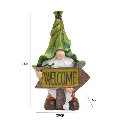 China 2022 Hot Sale Outdoor Resin Gnome Figurine Residential Garden Decorations Holding Welcome Sign With Solar LED Lights for sale