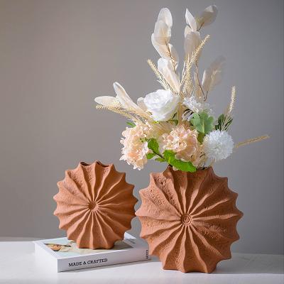 China Modern Sea Shell Design Flower Vase Wholesale Ceramic Decoration Antique Terracotta Vase for sale