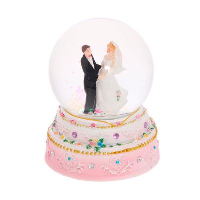 China Europe Resin Dance Couple Wedding Snowball Gift for sale