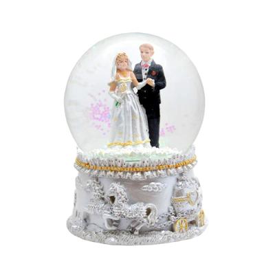 China Europe resin dance couple marry favor water globe for sale