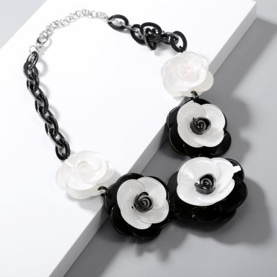 China New Lucite Rose Plastic Link Necklace Jewelry Hyperbola Flower Fashion Necklace For Women for sale