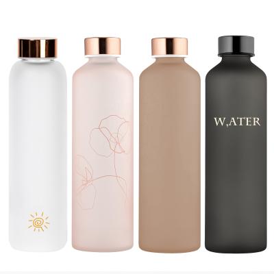 China Sustainable High Borosilicate Water Bottle Juice Beverage Custom Logo With Frosted Glass Lid for sale