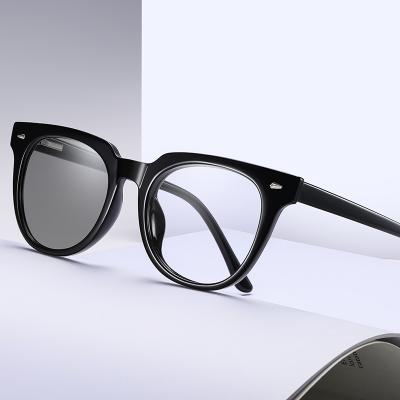 China 2021 Newest Factory Wholesale Photochromic Glass Blocker Rays Blue Light Blocking Blue Eyewear Photochromic for sale