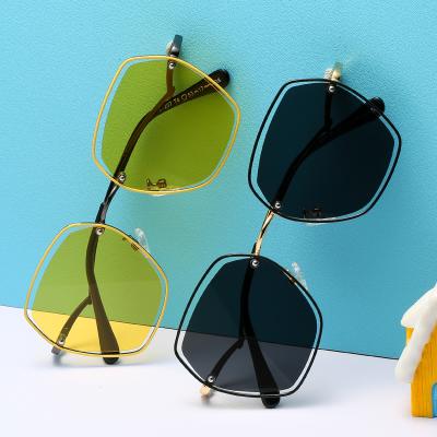 China Fashion Sunglasses 2021 Latest Cool Fashion Kids Sunglasses With Polarized Lenses for sale