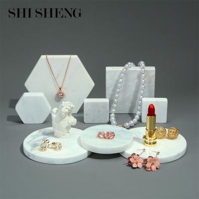 China Modern SHI SHENG Popular Design Unique Round White Gold Necklace Ring Pendant Marble Jewelry Display Stand for sale