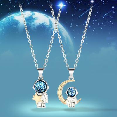 China 2022 New Hiphop/Rock Fashion Astronaut Moon Couples Pendant Necklace For Sale for sale